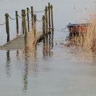 Kleine Holzbrücke im Hochwasser