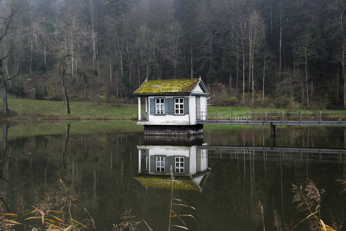 Kleine Hütte im Weiher