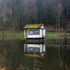 Kleine Hütte im Weiher