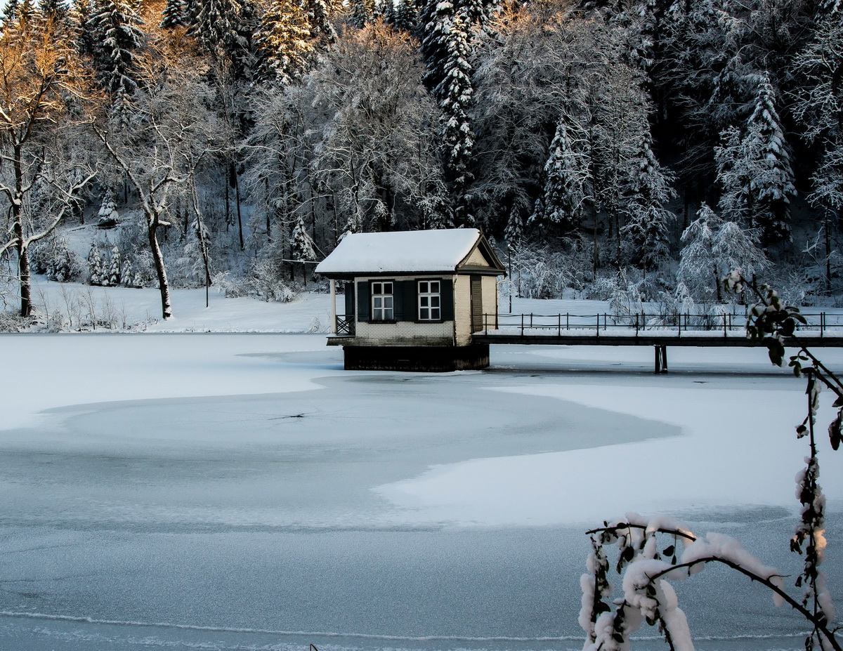 Kleine Hütte im Weiher (nach erstem Schnellfall)