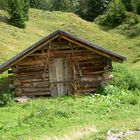 kleine Hütte mitten auf der Alm.....