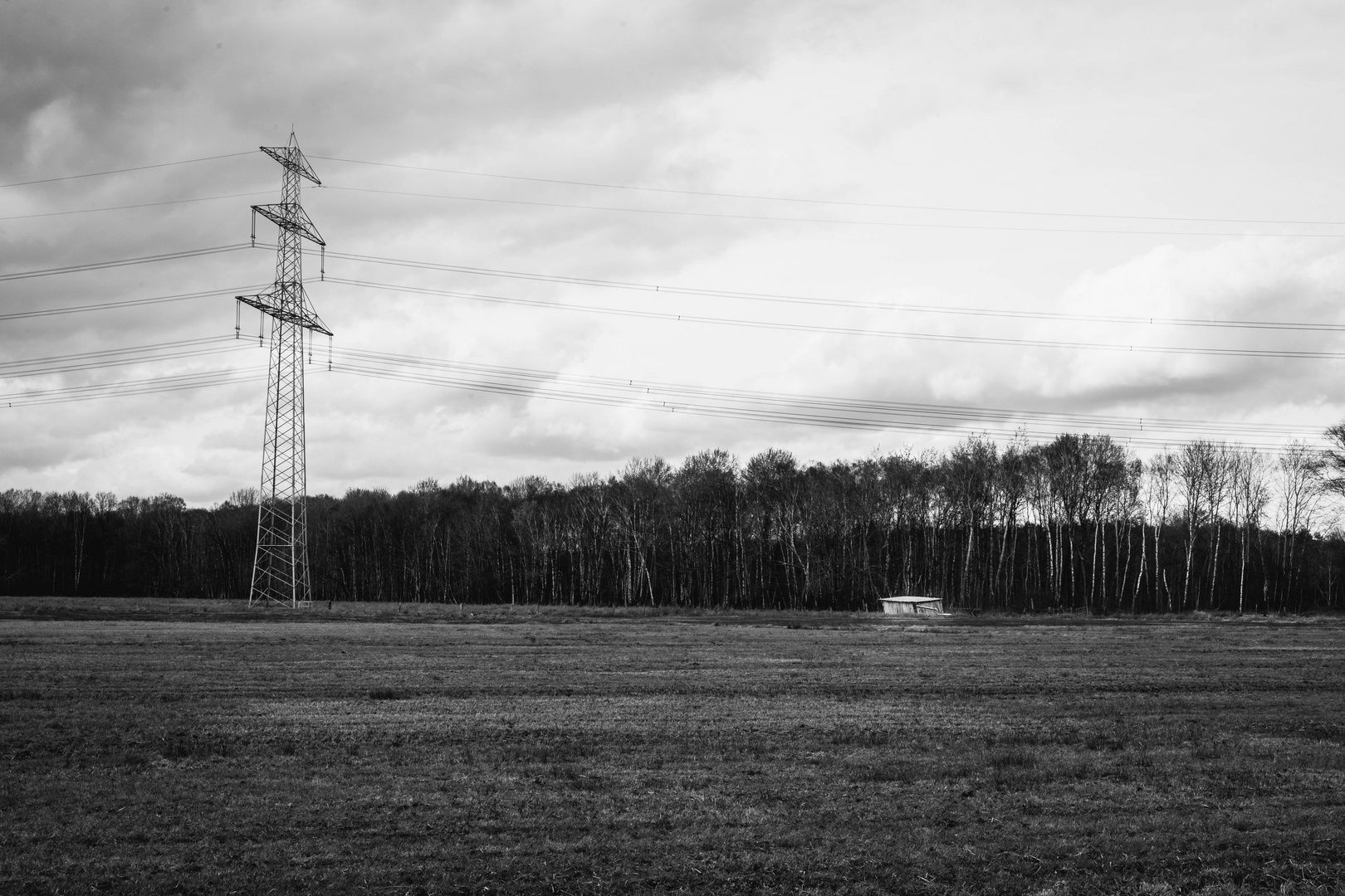 Kleine Hütte unter Stromleitung