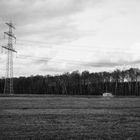 Kleine Hütte unter Stromleitung