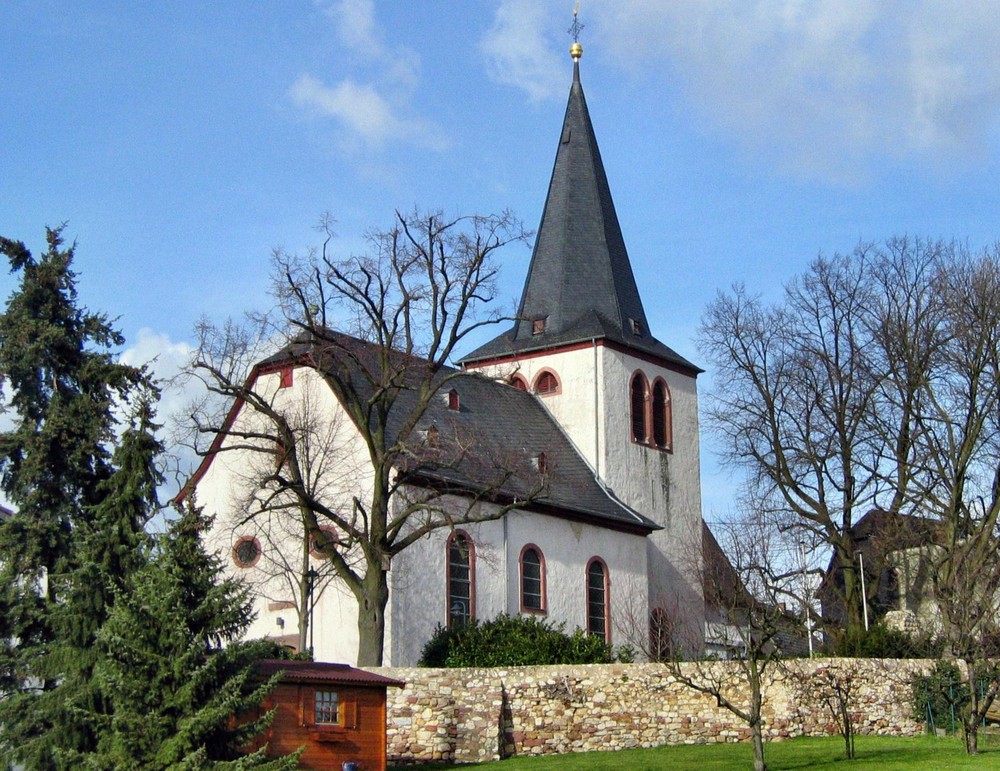 Kleine, idyllische Dorfkirche im Ballungsraum Rhein-Main.