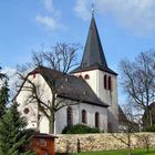 Kleine, idyllische Dorfkirche im Ballungsraum Rhein-Main.
