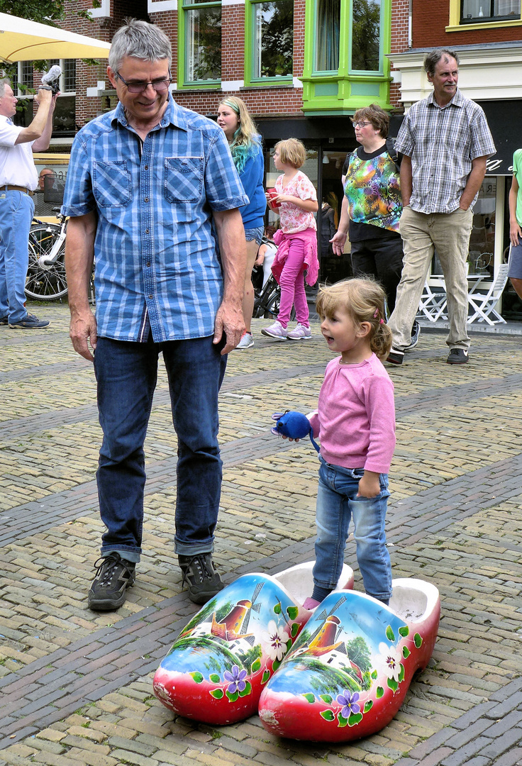 Kleine in großen Schuhen