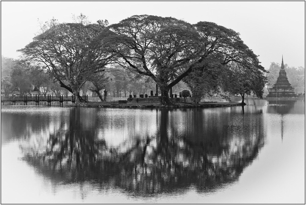 Kleine Insel im Historischen Park von Sukhothai