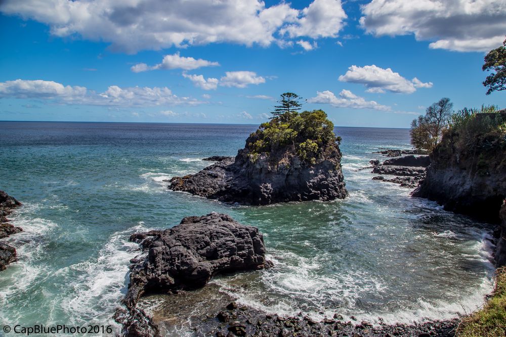 Kleine Insel in der Caloura Bucht im Wechsel der Gezeiten