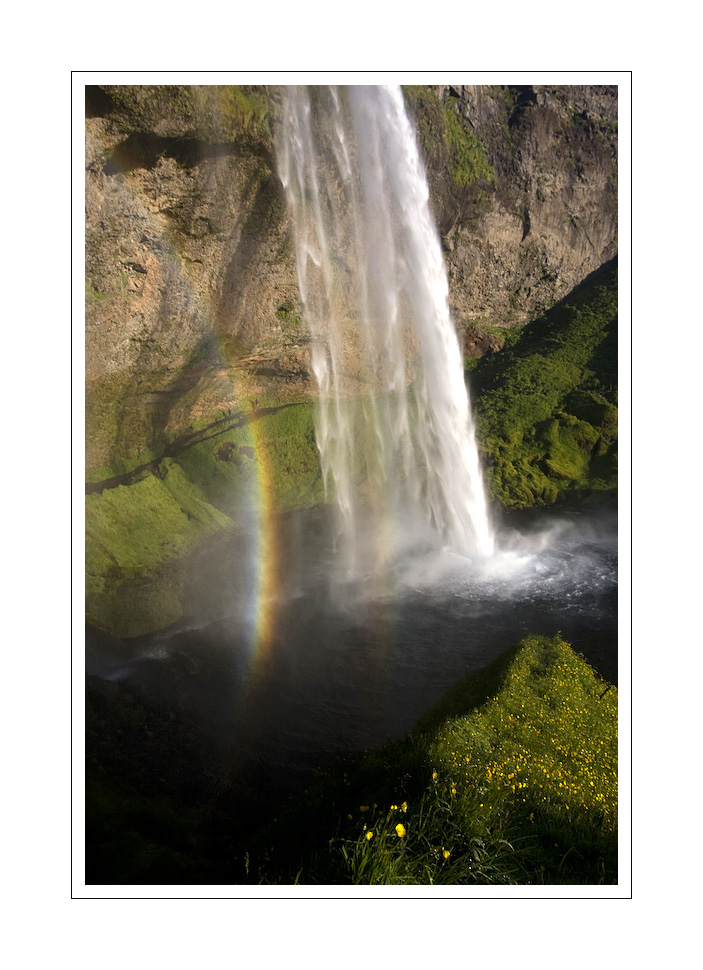 kleine Island-Serie: abendlicher Seljalandsfoss mit Lichtspiel