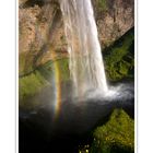 kleine Island-Serie: abendlicher Seljalandsfoss mit Lichtspiel