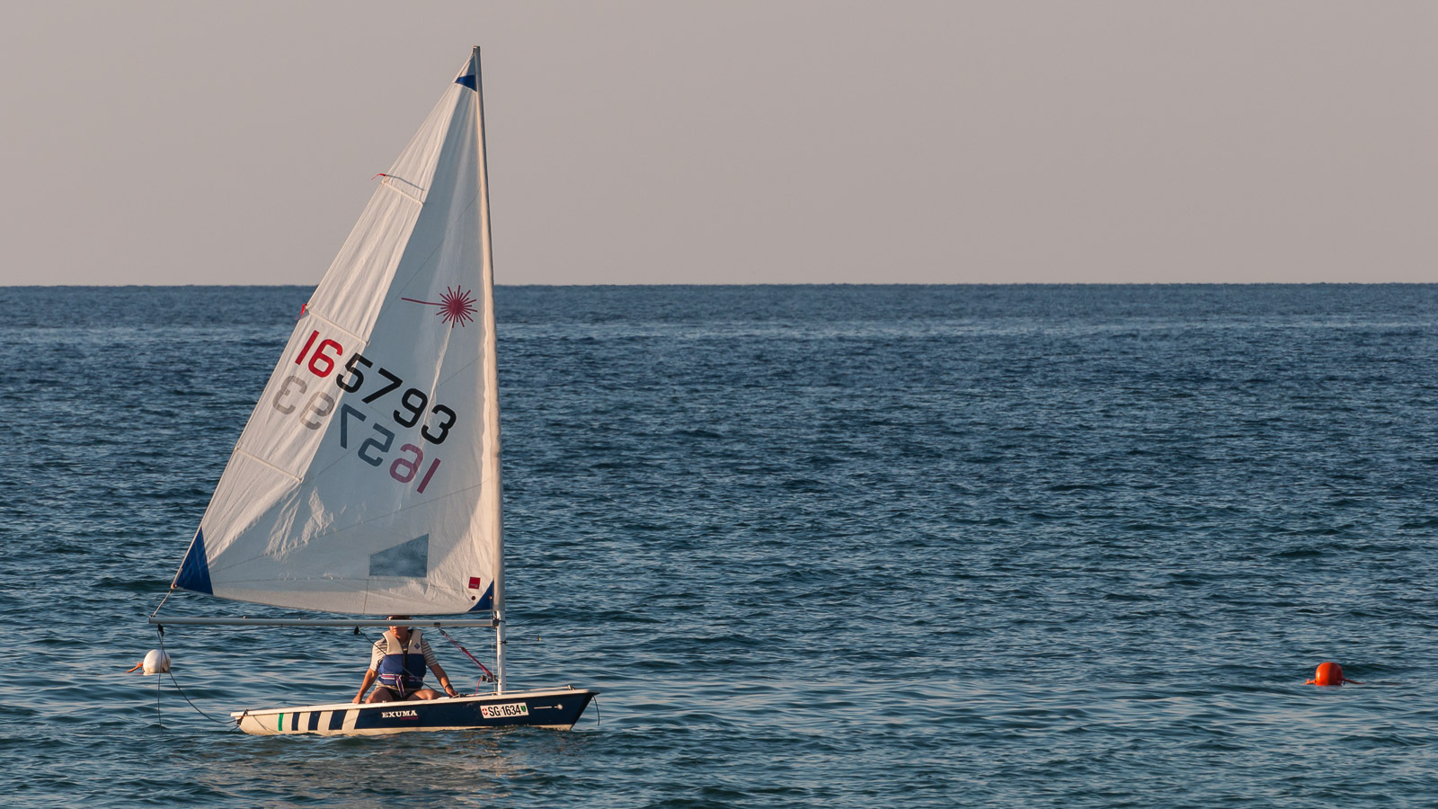 Kleine Jolle im Wind