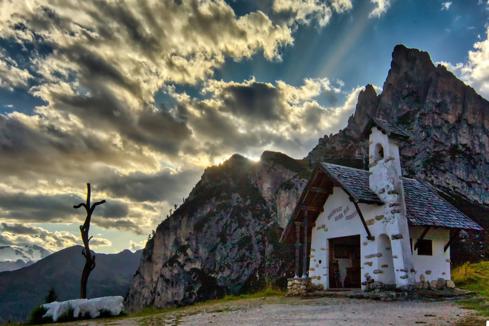 Kleine Kapelle am Falzaregopass mit dem Hexenstein.