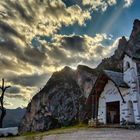 Kleine Kapelle am Falzaregopass mit dem Hexenstein.