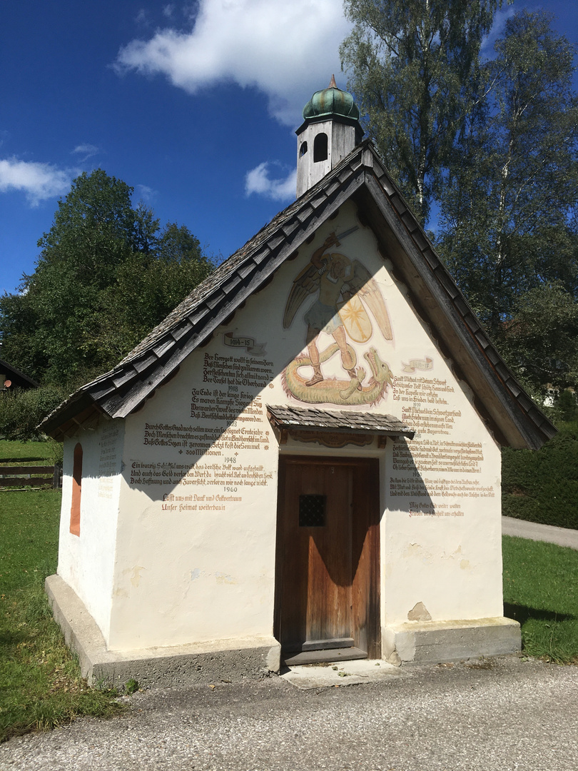 kleine Kapelle am Wegrand