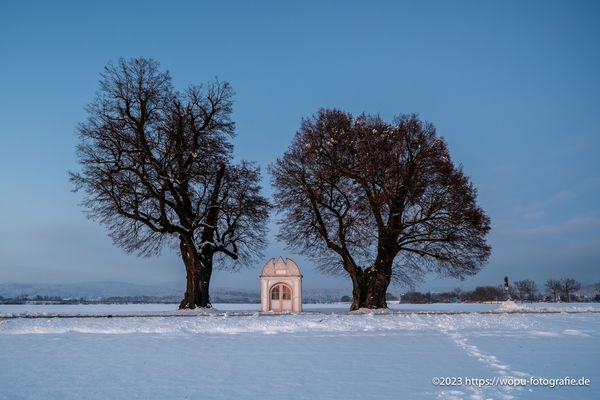 Kleine Kapelle im abendlichen Winterlicht