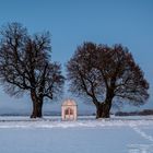 Kleine Kapelle im abendlichen Winterlicht