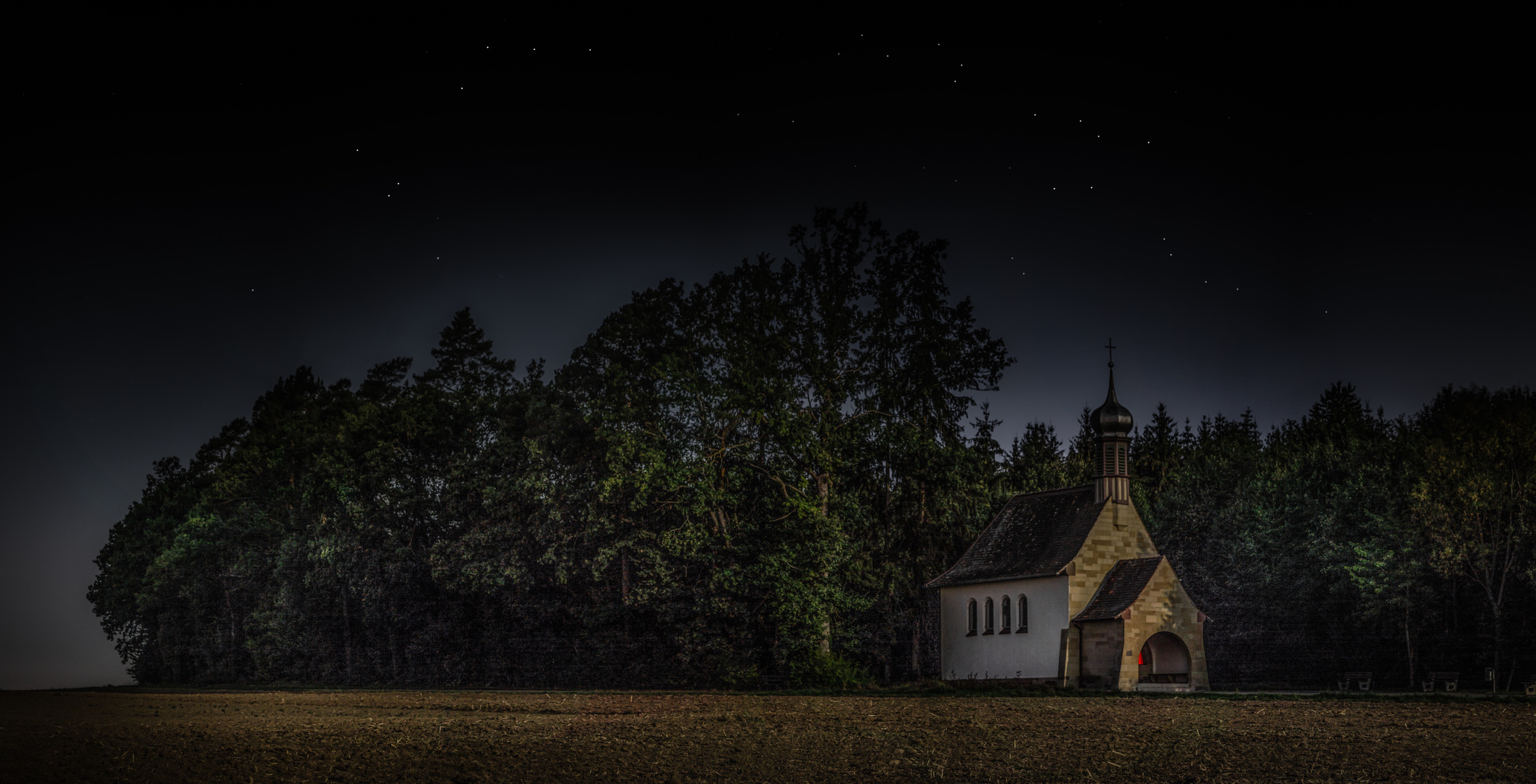 kleine Kapelle im Mondlicht