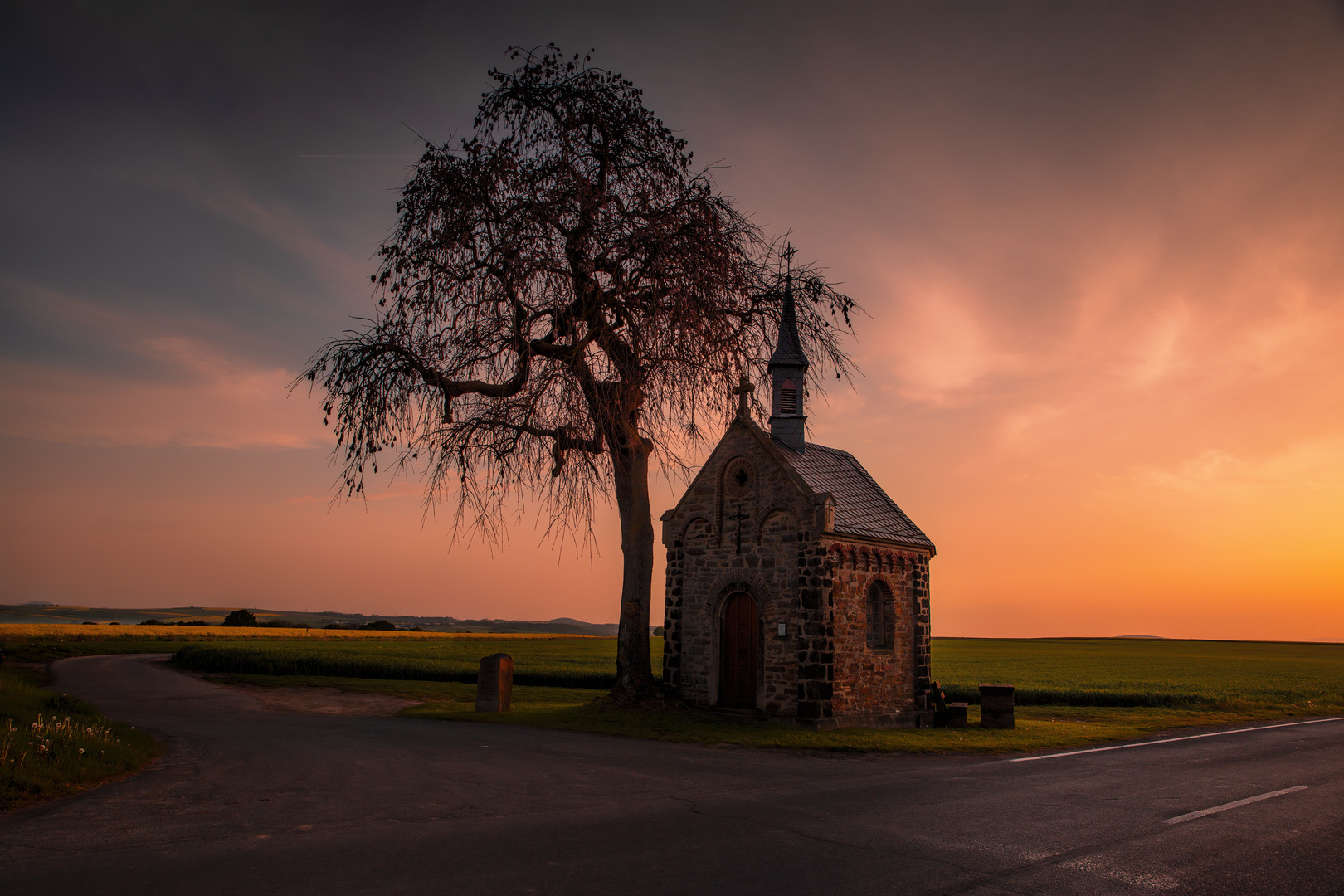 Kleine Kapelle im Sonnenaufgang