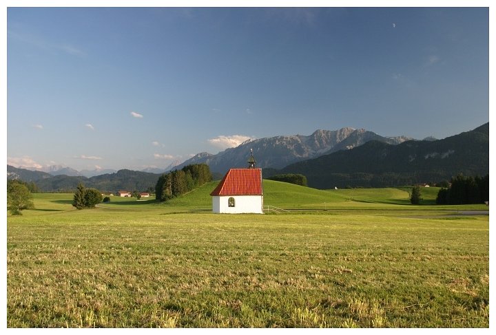 Kleine Kapelle inmitten einem Feld