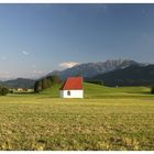 Kleine Kapelle inmitten einem Feld