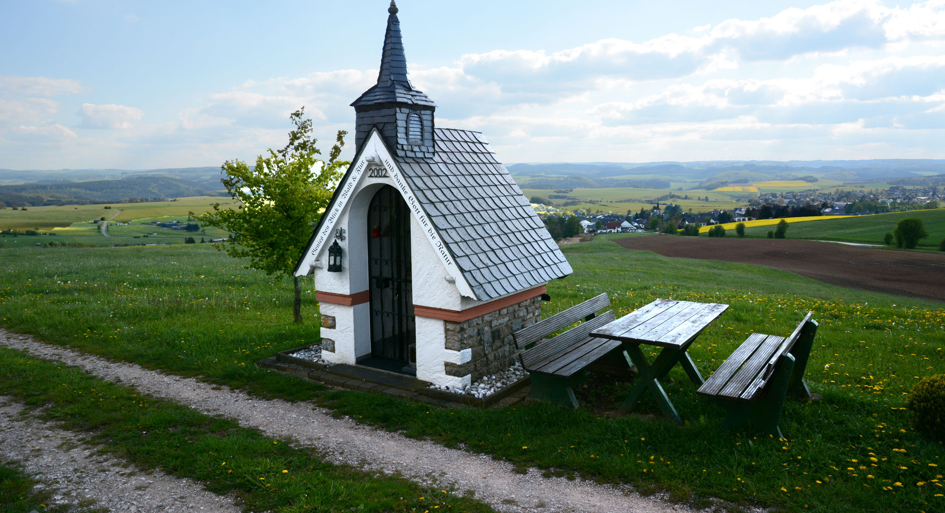 Kleine Kapelle mit Blick in die Eifellandschaft  entdeckt.