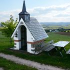 Kleine Kapelle mit Blick in die Eifellandschaft  entdeckt.