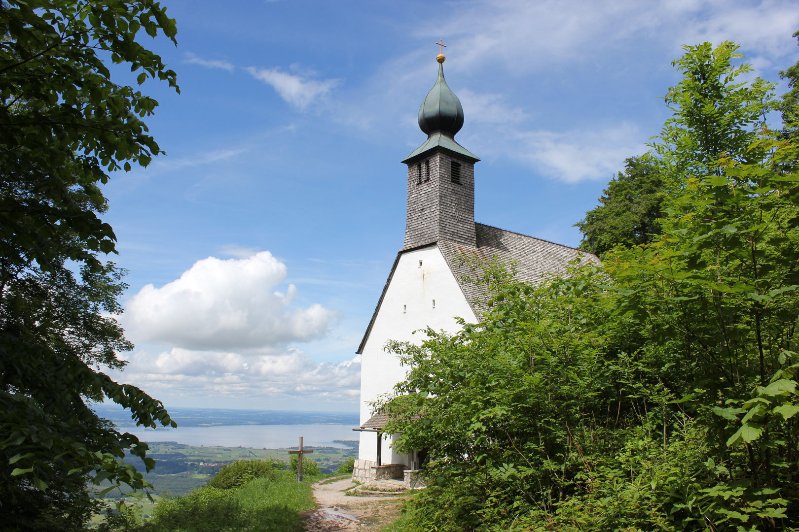 Kleine Kapelle mit Seeblick