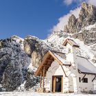 Kleine Kapelle vor dem Hexenstein am Falzaregopass