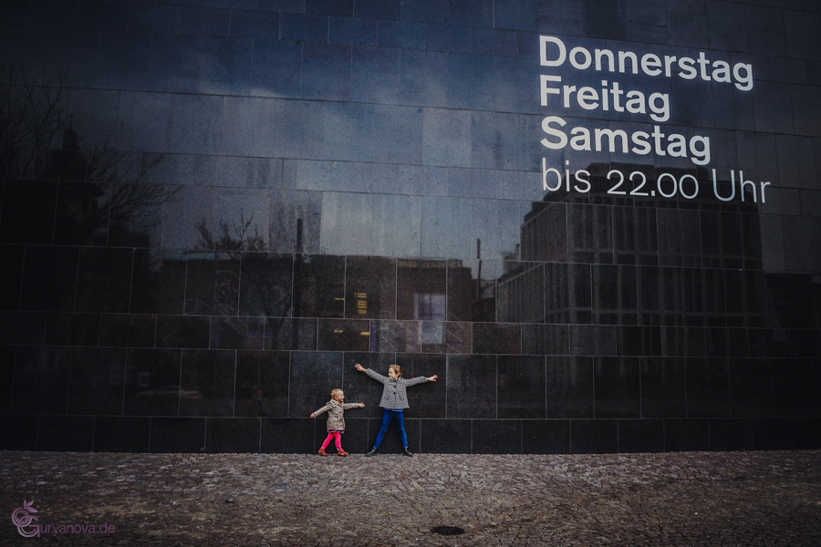 Kleine Kinder in der großen Stadt