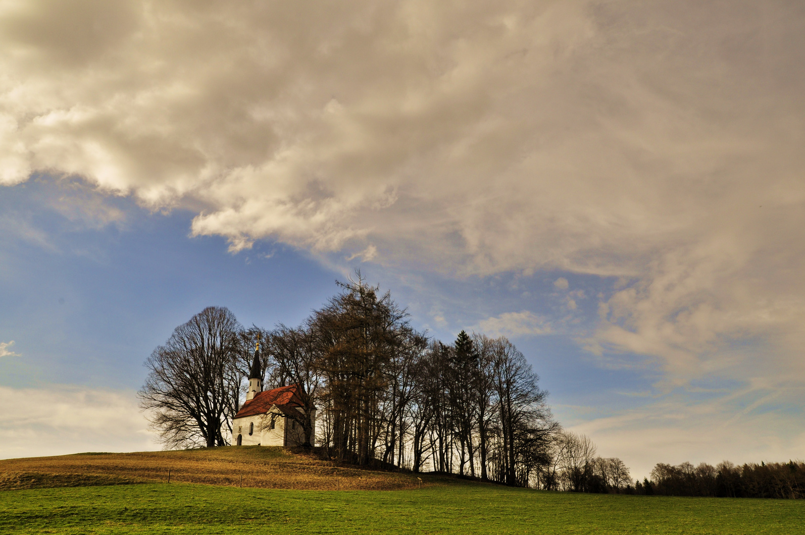 Kleine Kirche auf einer Anhöhe im Voralpenland