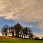 Kleine Kirche auf einer Anhöhe im Voralpenland