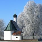 Kleine Kirche im Raureif