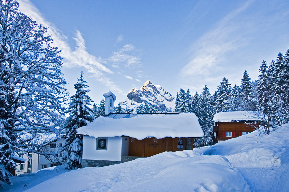 Kleine Kirche im Schnee