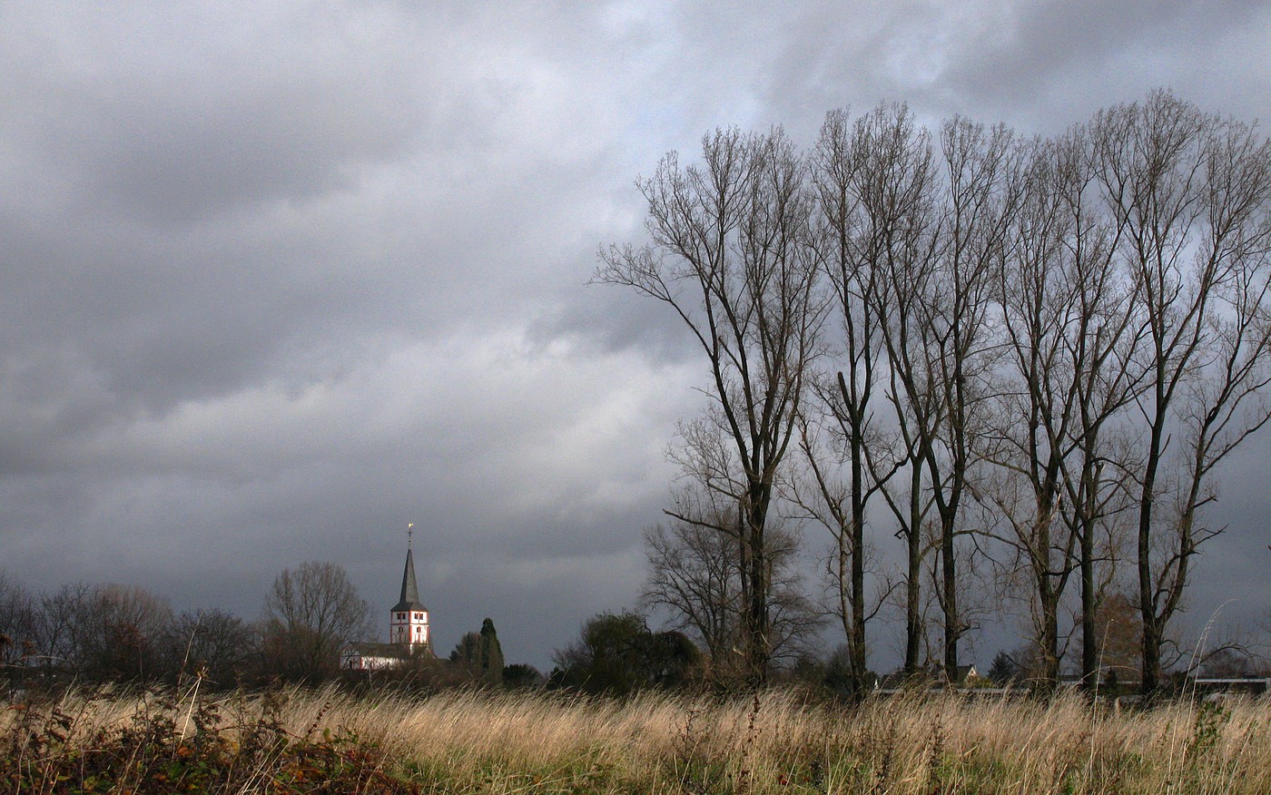 Kleine Kirche im Sturm