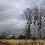 Kleine Kirche im Sturm