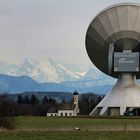 Kleine Kirche mit großem "Ohr" nach oben...