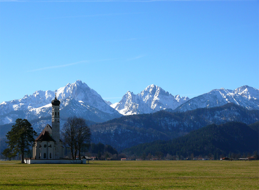 Kleine Kirche vor dem Alpenpanorama