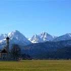 Kleine Kirche vor dem Alpenpanorama