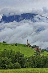 kleine Kirche vor großer Kulisse