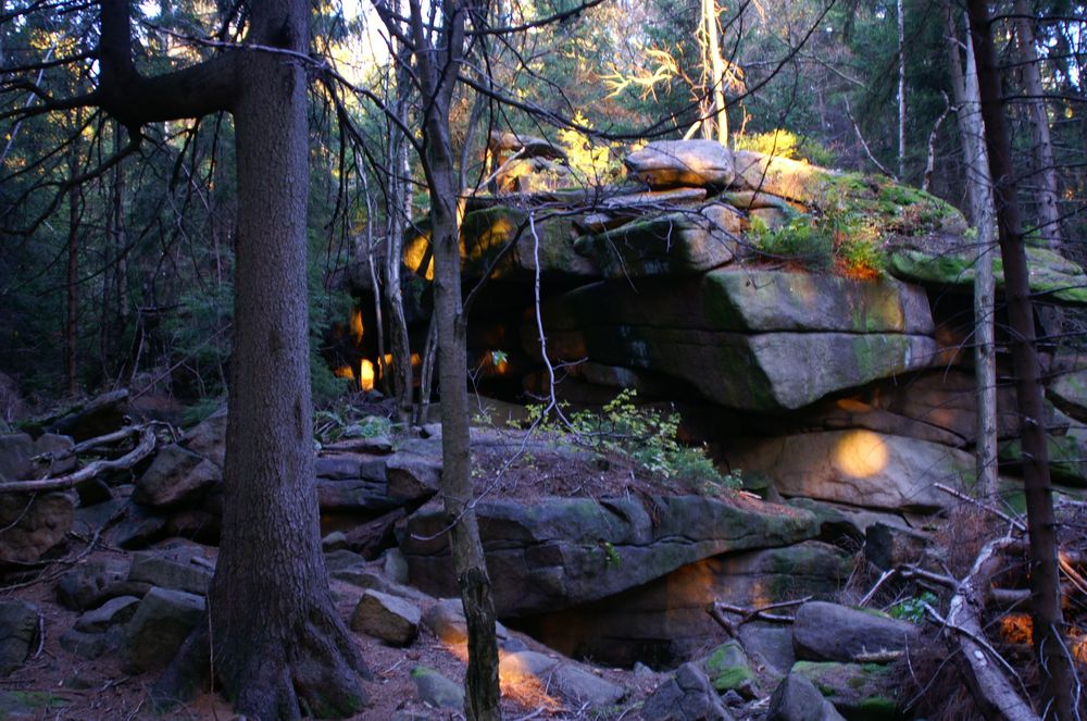 Kleine Klippe wird von den letzten Sonnenstrahlen beschienen.