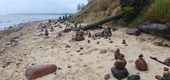 Kleine Kunstwerke am Strand