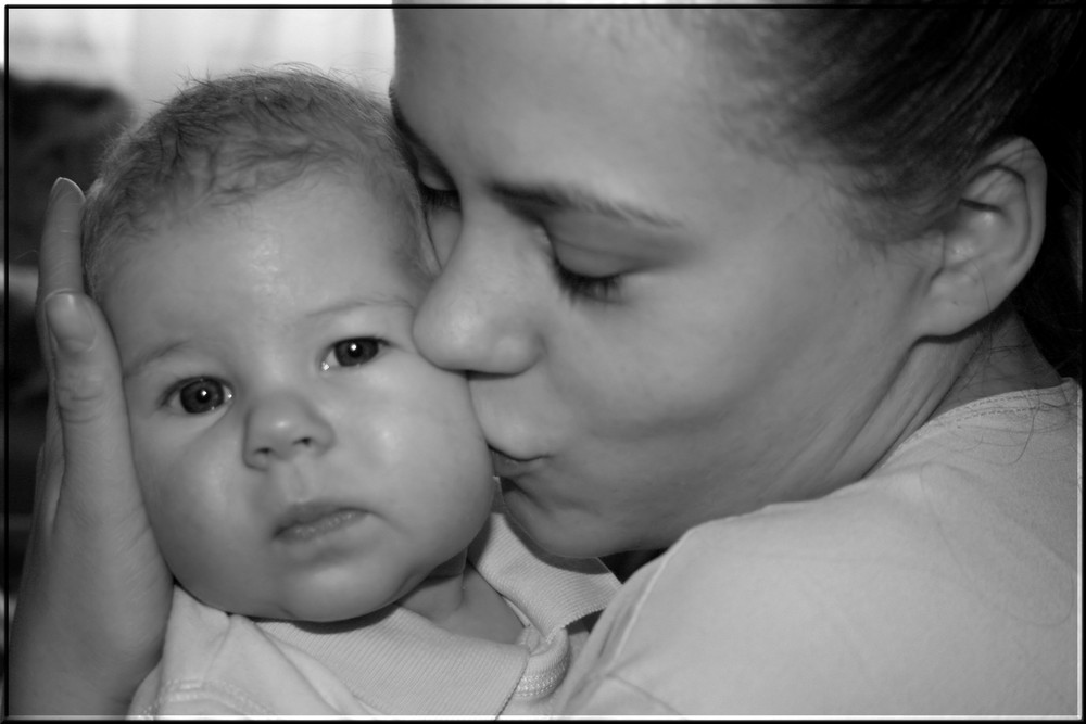 Kleine Leanne mit Mama