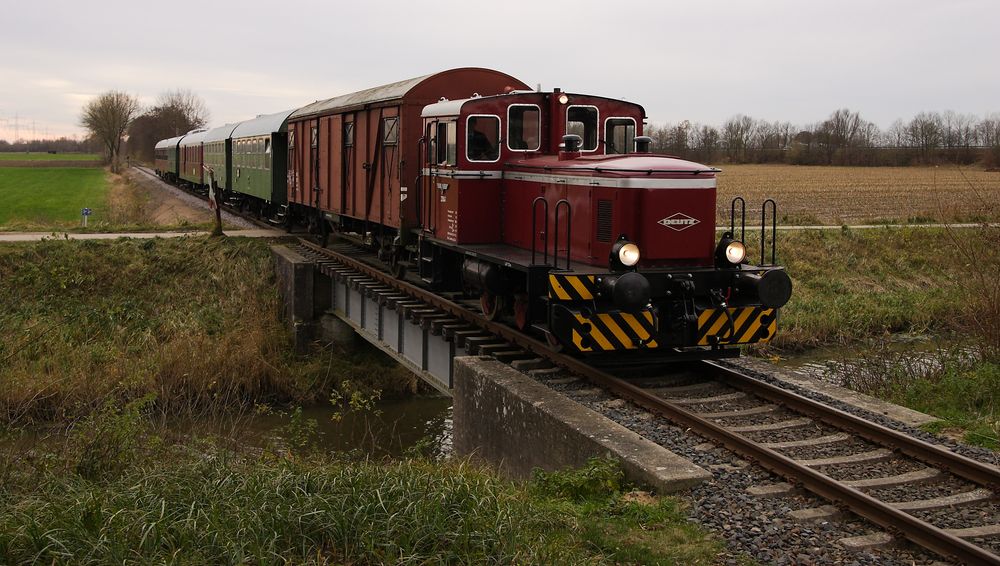 Kleine Lok auf kleiner Brücke