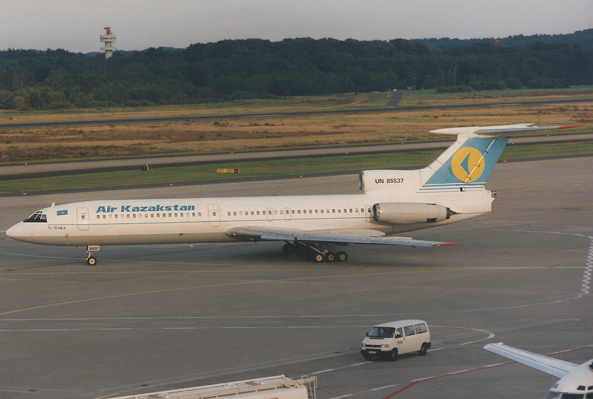 Kleine Luftfahrthistorie-Tupolev 154 B2 der Air Kasakstan