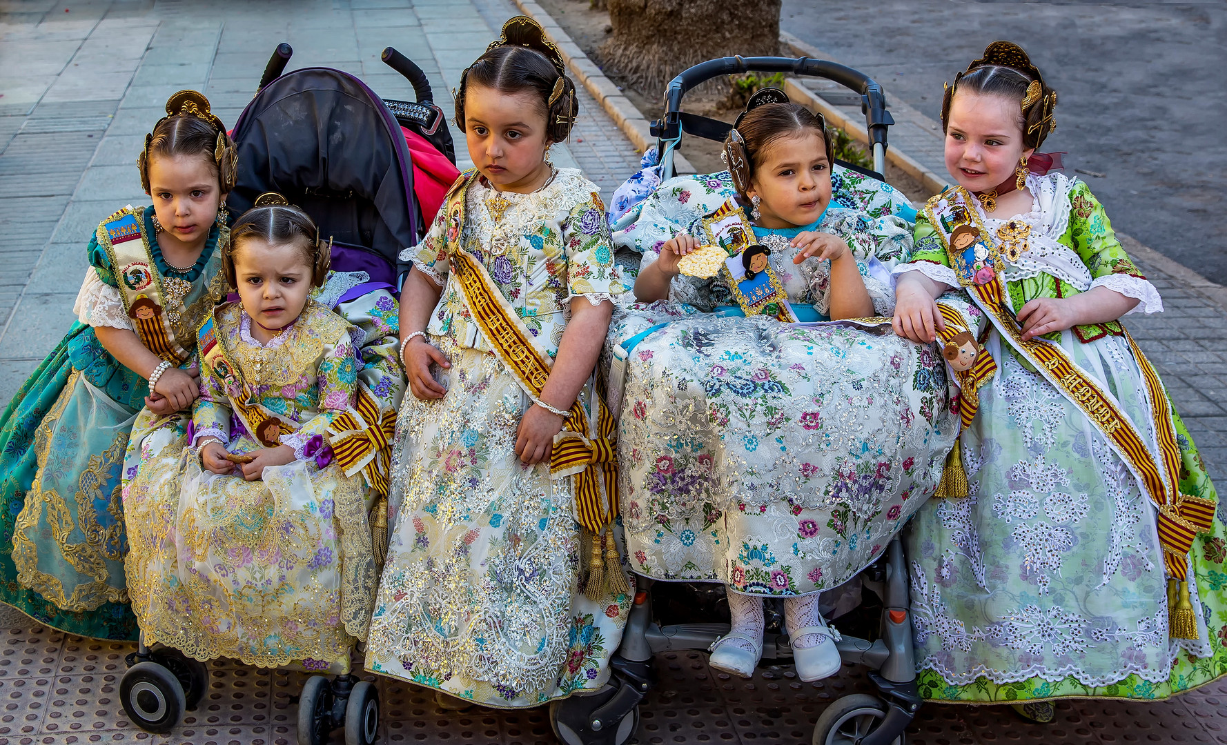 Kleine Mädchen in "Fallas Tracht"