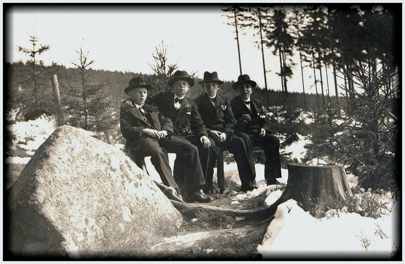 Kleine Männer mit großen Hüten – Konfirmanden 1936