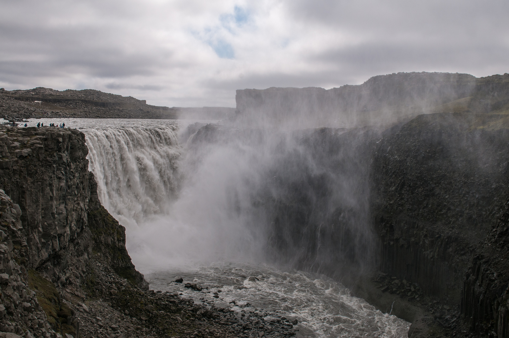 Kleine Menschen, großer Wasserfall