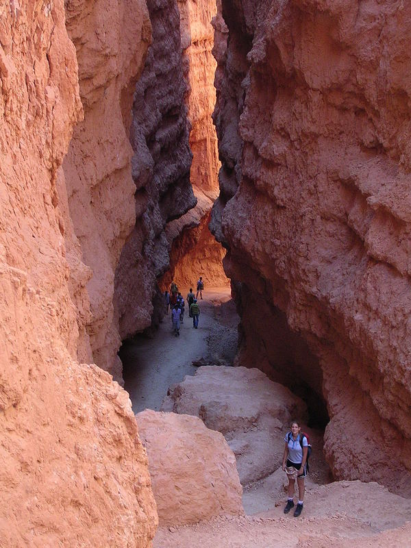 Kleine Menschen unten im Canyon angekommen