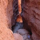 Kleine Menschen unten im Canyon angekommen