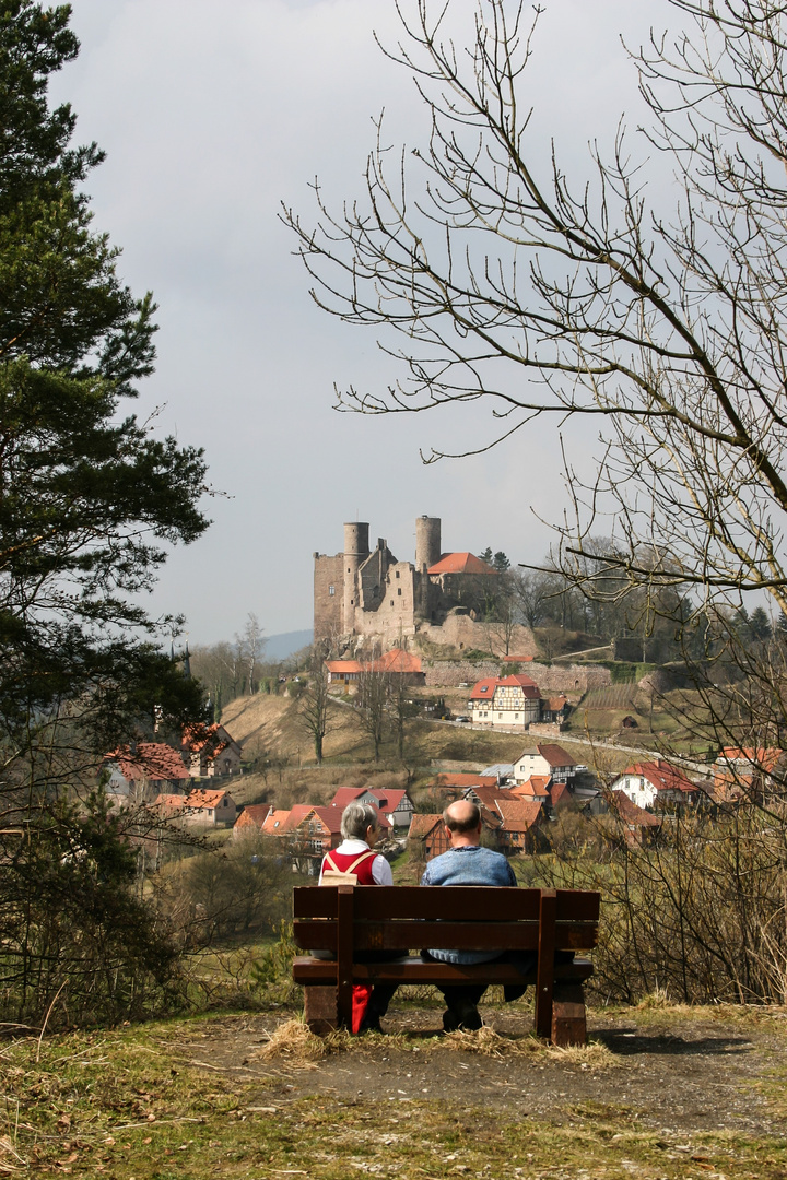 Kleine Pause mit Blick auf die Burg Hanstein